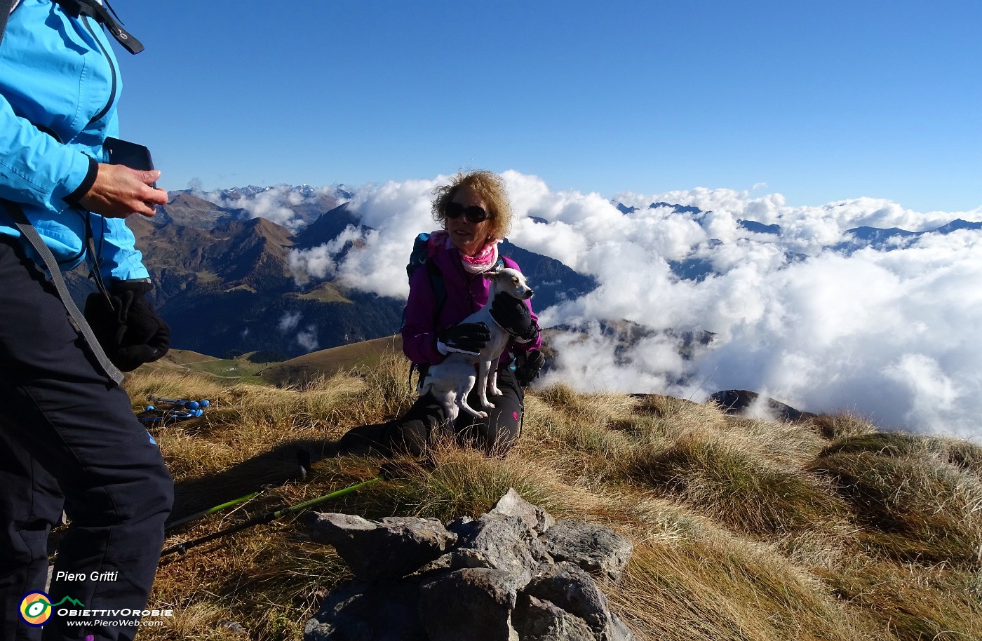 45 Stupendo panorama sopra un mare di nuvole.JPG